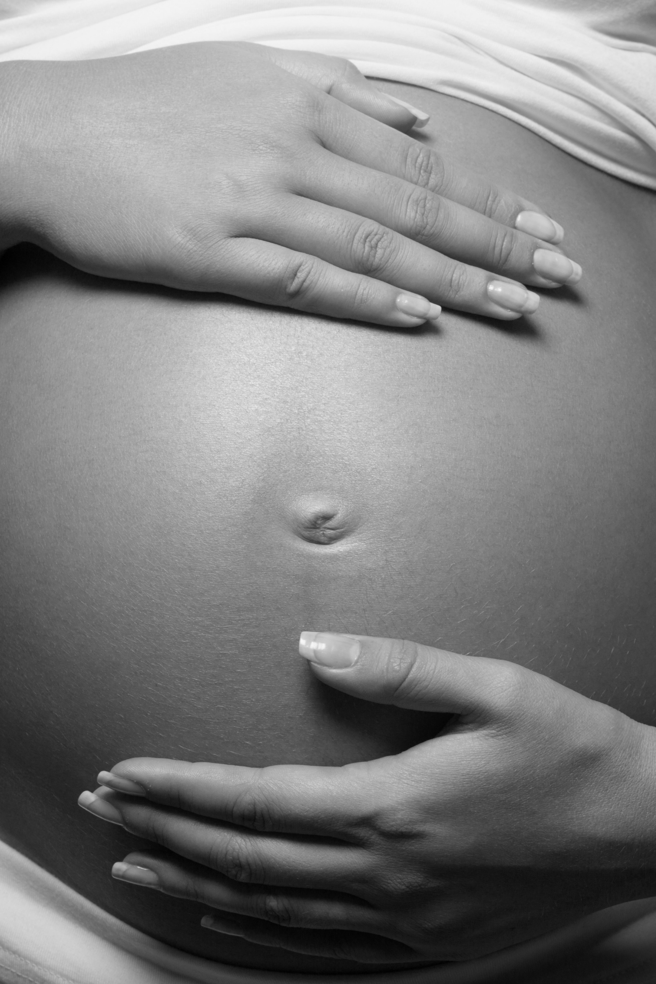 Postpartum doula providing in home care for mothers in los angeles