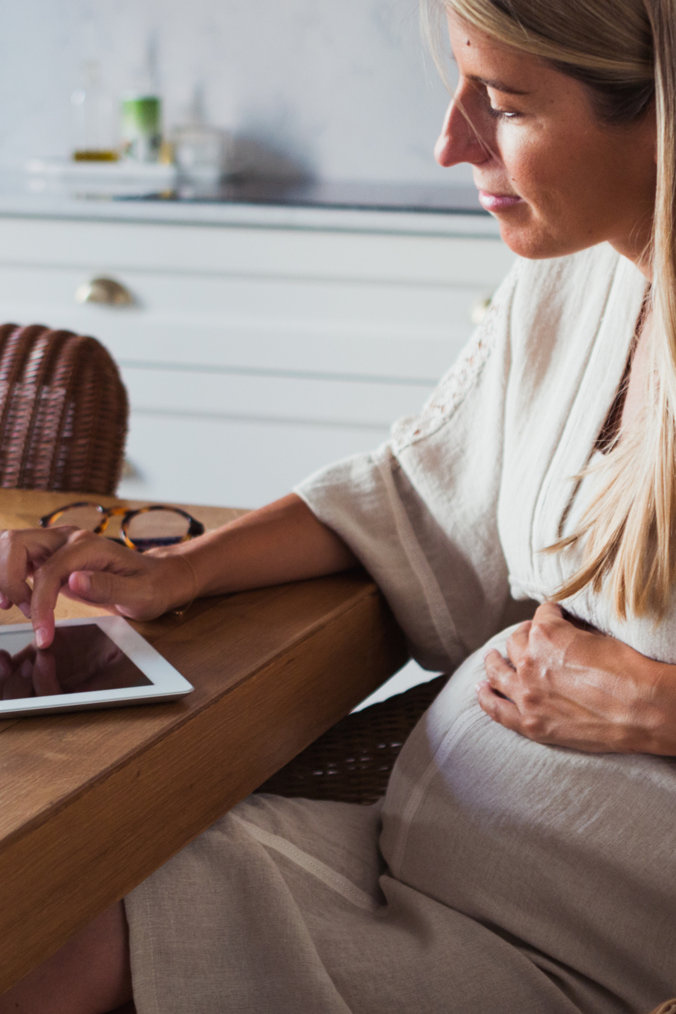 postpartum doula providing online support for mothers